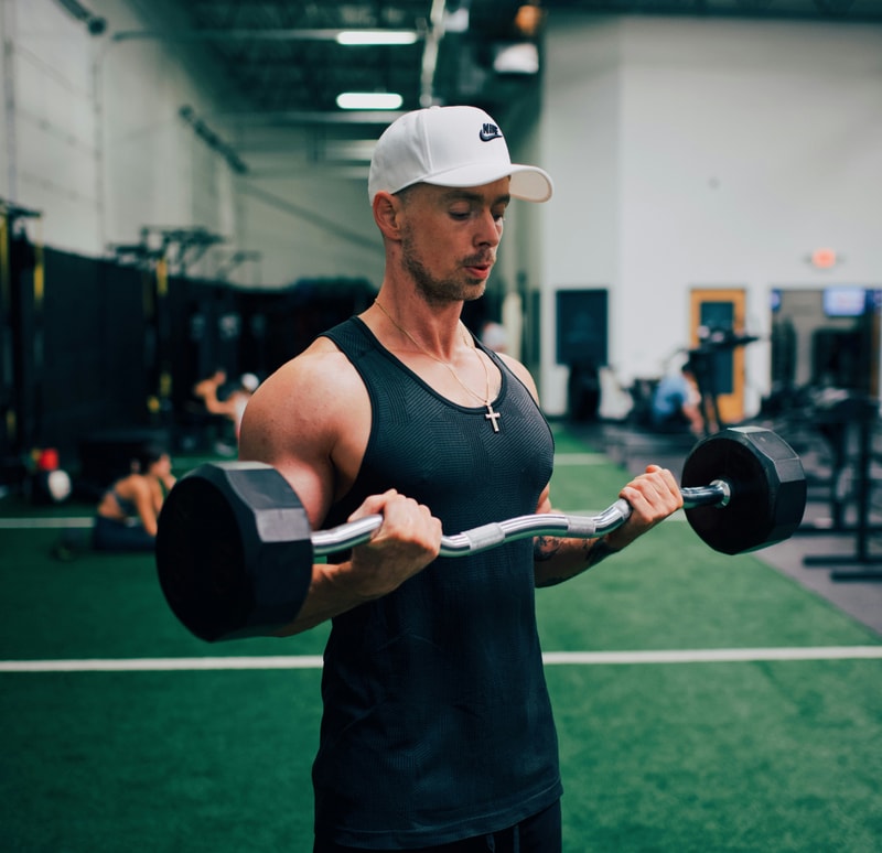 Man performing progressive workouts.